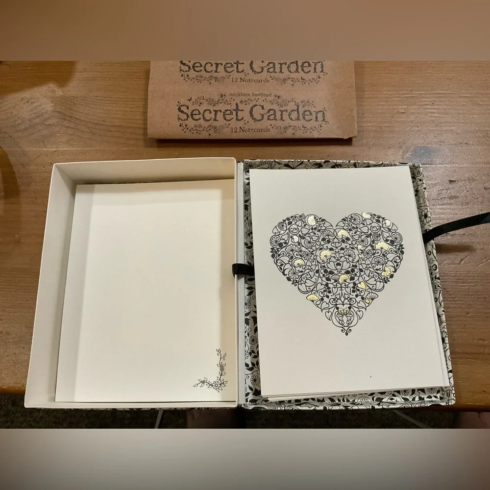 Johanna Basford: Duo/set of post cards and blank note cards with envelopes.